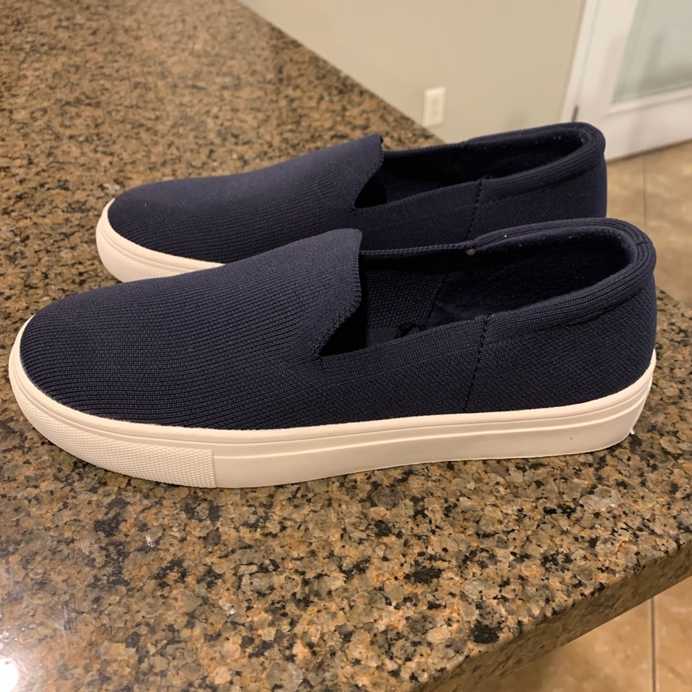 NWOT Old Navy women’s sneakers, navy blue, size 7.5
